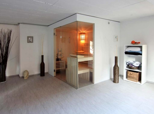 Sauna mit Glasfront und Tür über Eck