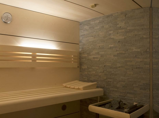 Sauna mit Glasfront und Wandverblender