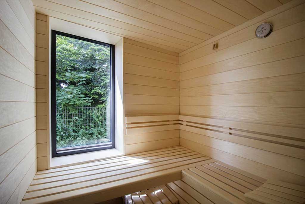 Sauna mit Glasfront und Tür über Eck