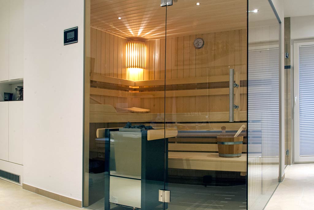 Sauna mit angeschrägter Glasfront
