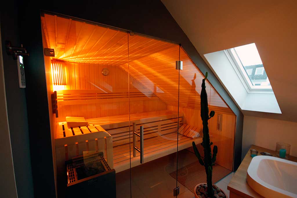Sauna mit Glasfront unter Dachschräge